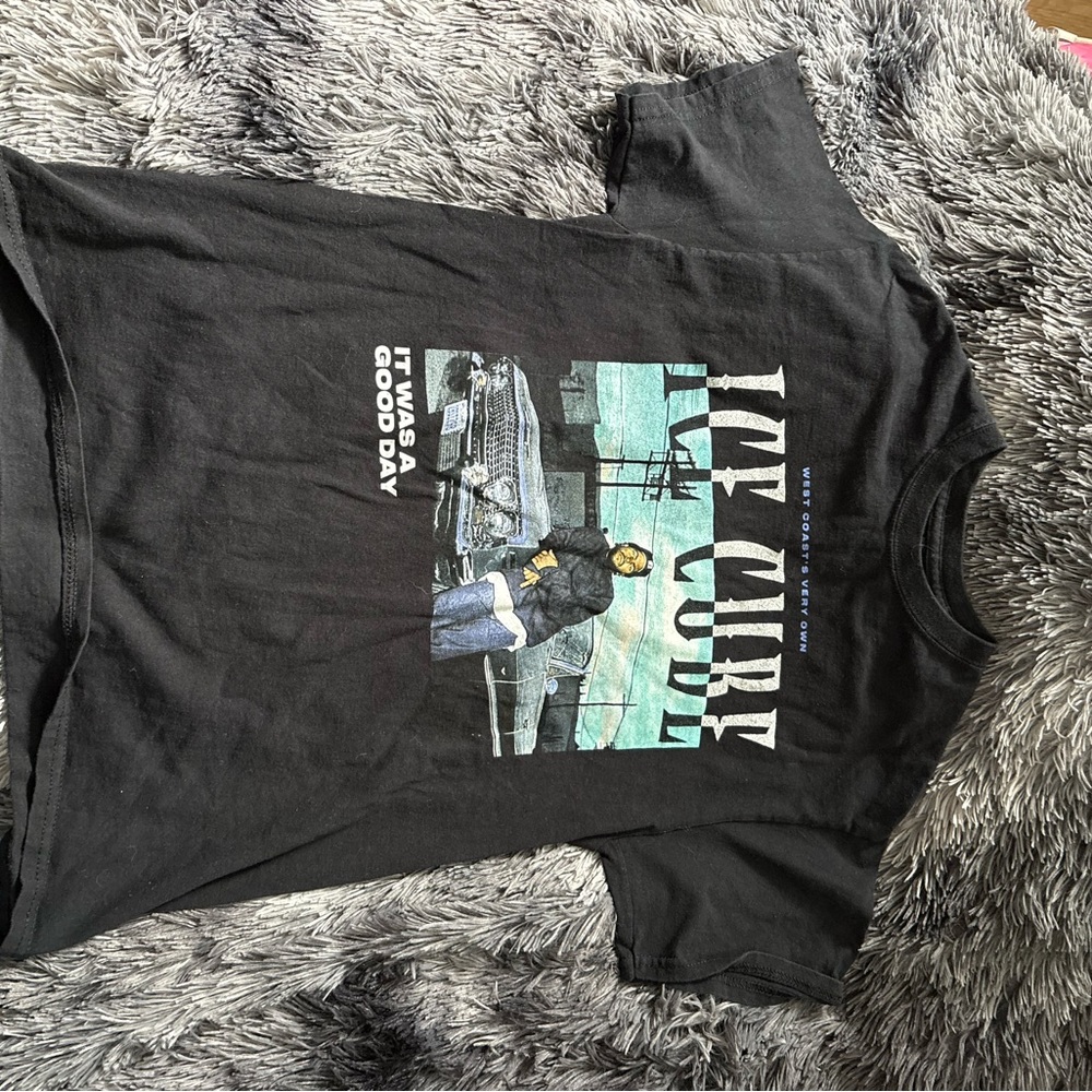 Black Short-Sleeve Graphic Tee with Teal Accent - Icy Code Design